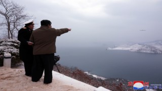 Kuzey Kore lideri Kim yeni stratejik seyir füzesinin test atışını denetledi