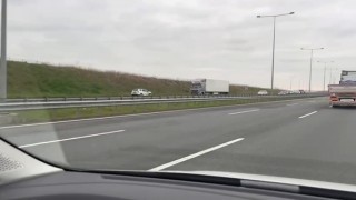 Kuzey Marmara Otoyolunda kilometrelerce ters yönde giden otomobil kamerada