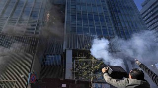 Lübnanda paralarını çekemeyen mevduat sahipleri, Merkez Bankasına havai fişek fırlattı