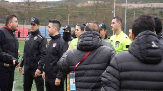 Maç sonu taraftarlara el hareketi yapınca ortalık karıştı