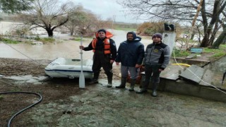 Mahsur kalanların yardımına itfaiye ekipleri koştu