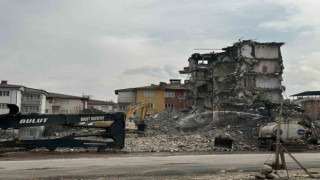 Malatyada ağır hasarlı binaların yıkımları sürüyor