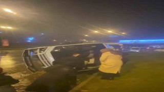 Maltepede minibüs yan yattı, vatandaşlar yardıma koştu