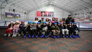 Mamakta vatandaşlar ücretsiz buz pateni keyfi yaşıyor