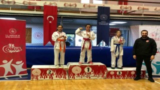Manisa BBSKlı karateciler okul sporlarında madalyaları topladı