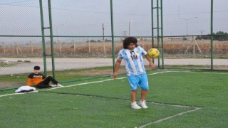 Maradonaya benzerliği ile herkesi şaşırtıyor