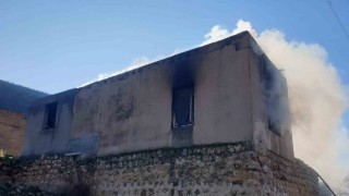 Mardinde boş olan ev yanarak kullanılamaz hale geldi
