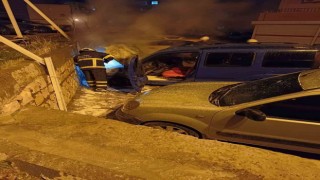 Mardinde gece yarısı hafif ticari araç yanarak kullanılamaz hale geldi