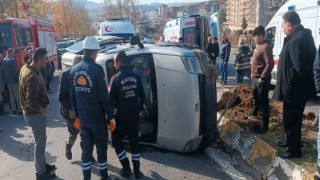 Mardinde hafif ticari araç takla attı: 3ü ağır 4 yaralı