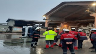 Mardinde hafriyat kamyonu devrildi: 2 yaralı