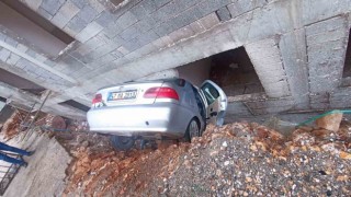 Mardinde otomobil, istinat duvarı arasındaki boşluğa düştü