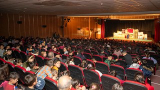 Mersin Büyükşehir Belediyesi, kırsaldaki çocukları tiyatro ile buluşturdu