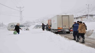 Mersinde kar yağışı: Karaman yolu büyük araçlara kapatıldı