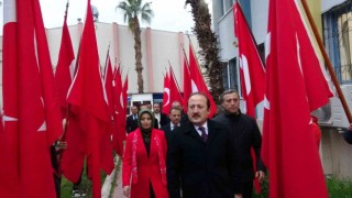 Mersinde şehitler okullarda anıldı, bayrak gençlere teslim edildi