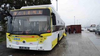Mersinde tırın üzerinden düşen konteyner belediye otobüsüne çarptı