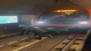 Metroda raylara atladı, kendisini arayan güvenliğe ‘ölmek istiyorum dedi