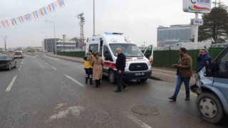 Minibüs ile otomobil çarpıştı 1 yaralandı