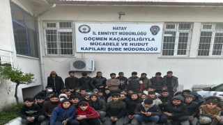 Minibüse ve arkasındaki römorka tıka basa doldurulan 53 kaçak göçmen yakalandı