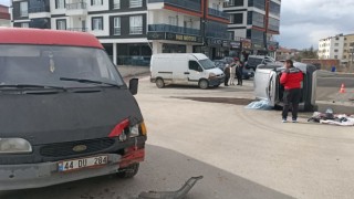 Minibüsle çarpışan otomobil yan yattı: 1 yaralı