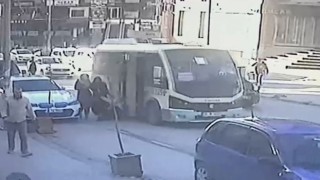 Minibüsten inen çocuğa aracın kapısı çarptı