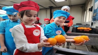Minik öğrenciler gıda israfını önlemek için evde bulunan meyvelerden reçel yaptı