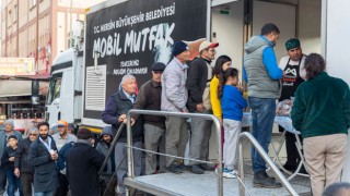 'Mobil Mutfak Tırı' Tarsus'ta yoğun ilgi gördü