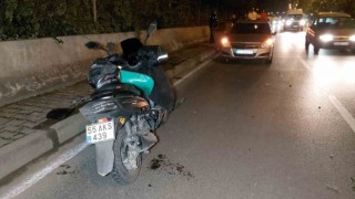Motosiklet park halindeki otomobile çarptı: 1 yaralı