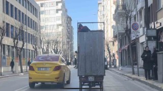 Motosikletin kasasına yüklü kartonların üzerinde yolculuk yapan şahıs trafiği tehlikeye attı