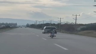 Motosikletli gençlerin tehlikeli sürüşleri kameralara yansıdı