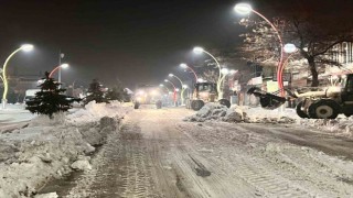 Muradiyede kar temizleme çalışması