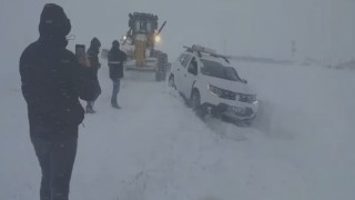Muradiyede karda mahsur kalan araçlar kurtarıldı