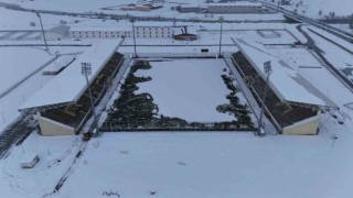 Muşlular maç iptalini önlemek için küreklerle stadyumu temizledi