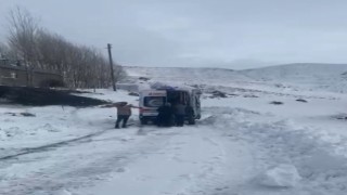 Muşta ekipler yolu kapanan köylerdeki hastalar için seferber oldu