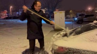 Nevşehir Belediye Başkanı araçların kar temizliğini yaptı