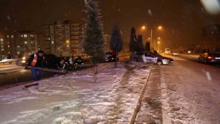 Nevşehirde buzlanma kazaya sebep oldu, 3 araç hasar gördü