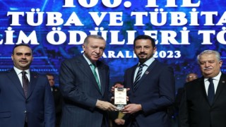 Niğde Ömer Halisdemir Üniversitesi akademisyeni ödülünü Cumhurbaşkanı Erdoğandan aldı