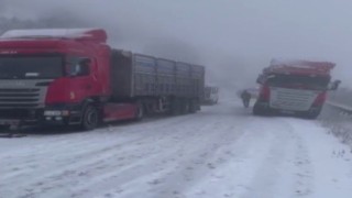 Nurhakta kar yağışı etkili oldu, araçlar yolda kaldı