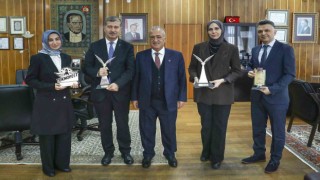 Ödüllü akademisyenlerden Rektör Çomaklıya ziyaret