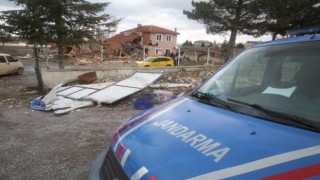 Öfkeli müşteri iş makinesiyle alkollü restoranı ve büfeyi yerle bir etti