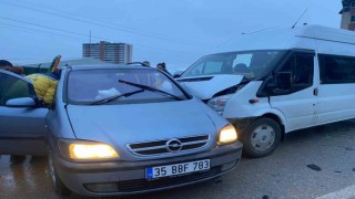 Öğrenci servisi otomobile çarptı: 1 yaralı