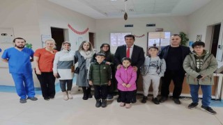 Öğrenciler hastanenin çocuk servisine kitap hediye etti