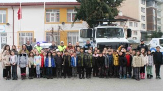 Öğrenciler, polis amcalarıyla güzel vakit geçirdiler