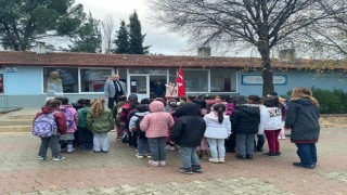 Öğrenciler, şehitler içim saygı duruşunda bulundu