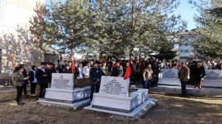 Öğrenciler şehitliği ziyaret ederek dua etti