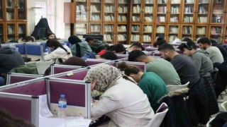 Öğrenciler sınavlara büyükşehir kütüphanelerinde hazırlanıyor