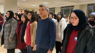 Öğrencilerden şehitler için saygı duruşu