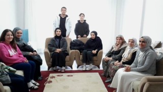 Öğrencilerin ziyareti Cemile Teyzeyi duygulandırdı