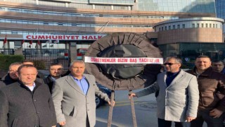 Öğretmenler CHP Genel Merkezi önüne siyah çelenk bıraktı