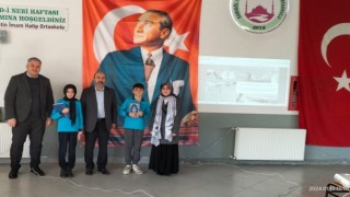 Okul birincilerine Kuran-ı Kerim hediye edildi