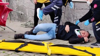 Onarmak için çıktığı çatıdan kafa üstü düşen adam yaralandı